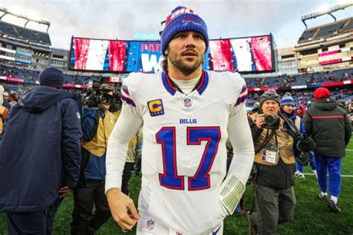 Buffalo Bills QB Josh Allen dating actress Hailee Steinfeld; more Buzz