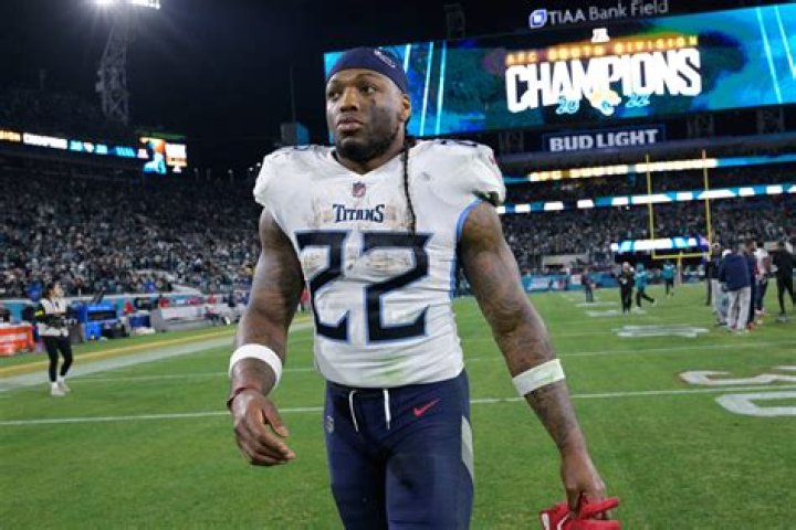 Derrick Henry a l'air absolument &eacute;norme &agrave; c&ocirc;t&eacute; de Dion Lewis r/sports