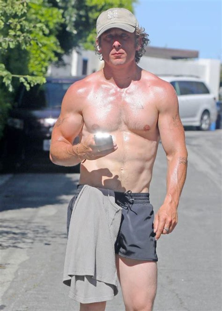 Jeremy Allen White’s Workout Routine and Diet Plan Verywell Shape